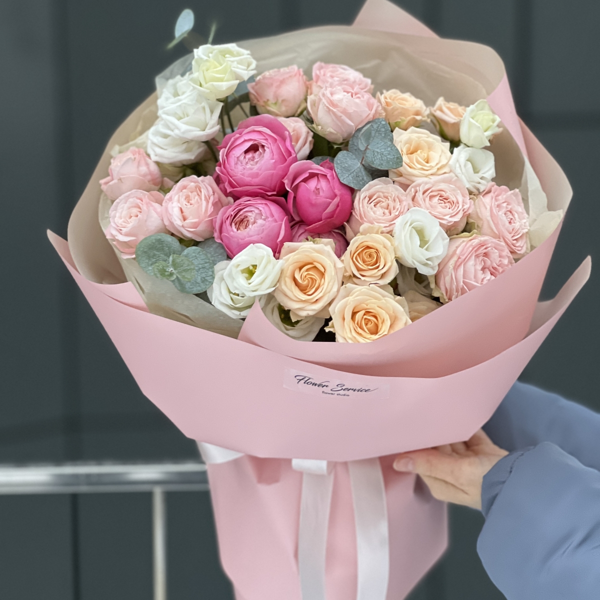 Букет Воображение с кустовыми розами и эустомой