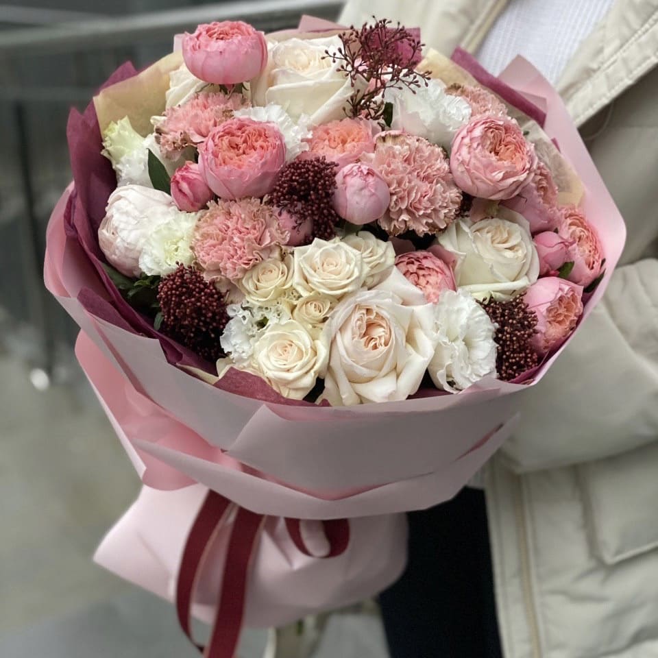 Букет Аврора из пионовидных кустовых и одноголовых роз, скиммии и диантуса