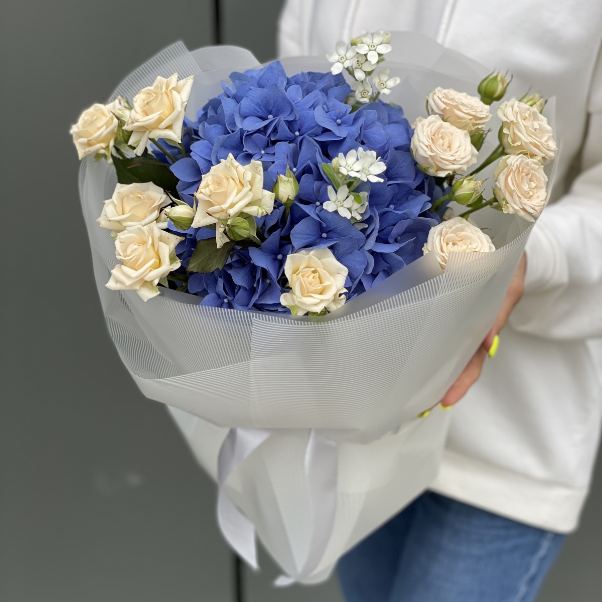 Букет Грезы Мини из гортензии, кустовых роз и оксипеталума