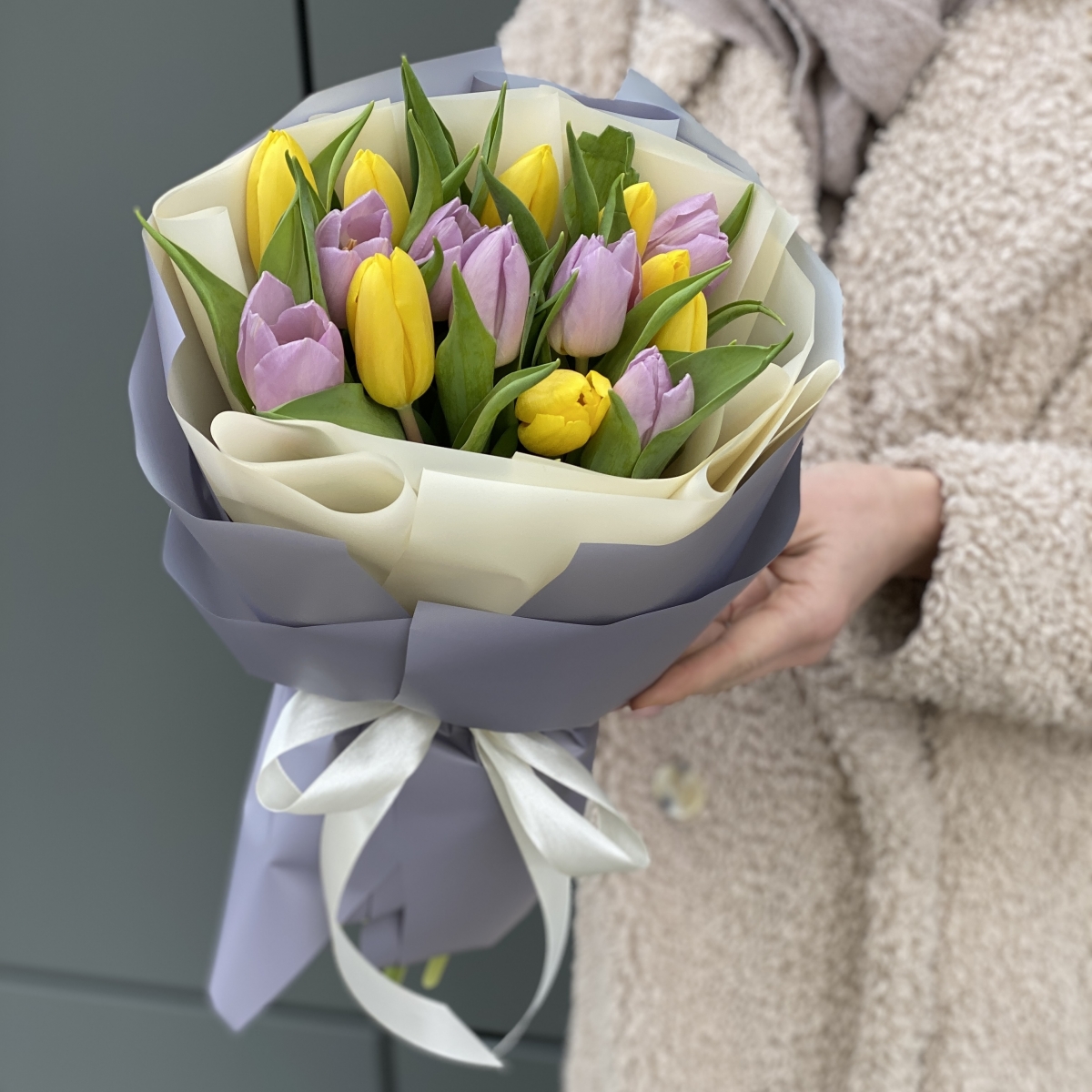 Букет из 15 желтых и фиолетовых тюльпанов