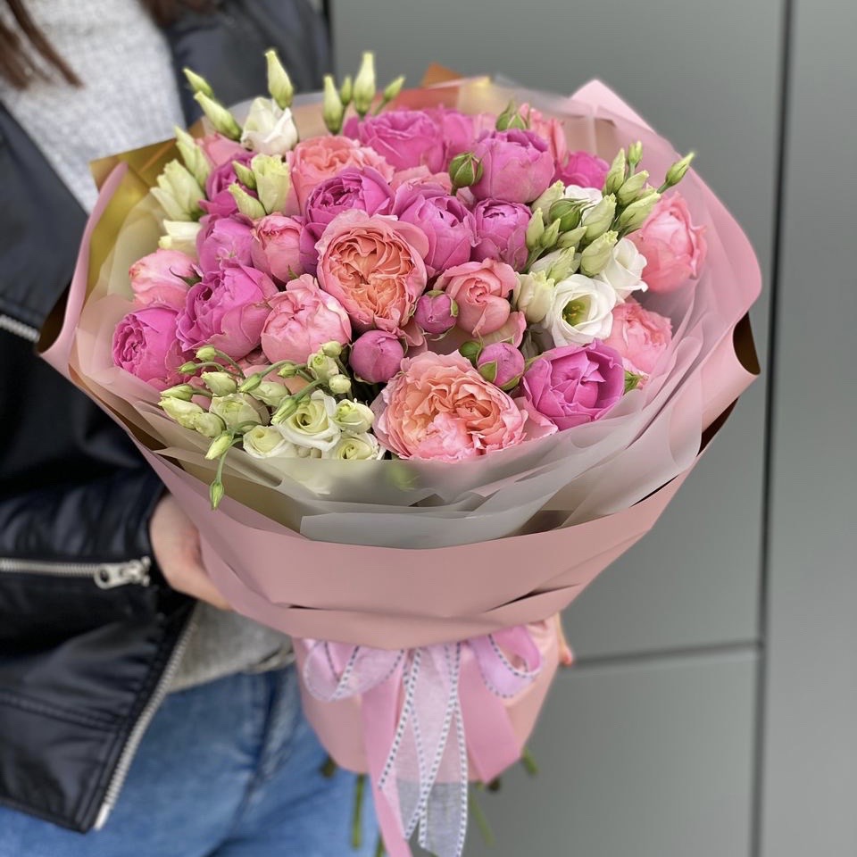 Букет из кустовых пионовидных роз и эустомы Гранд