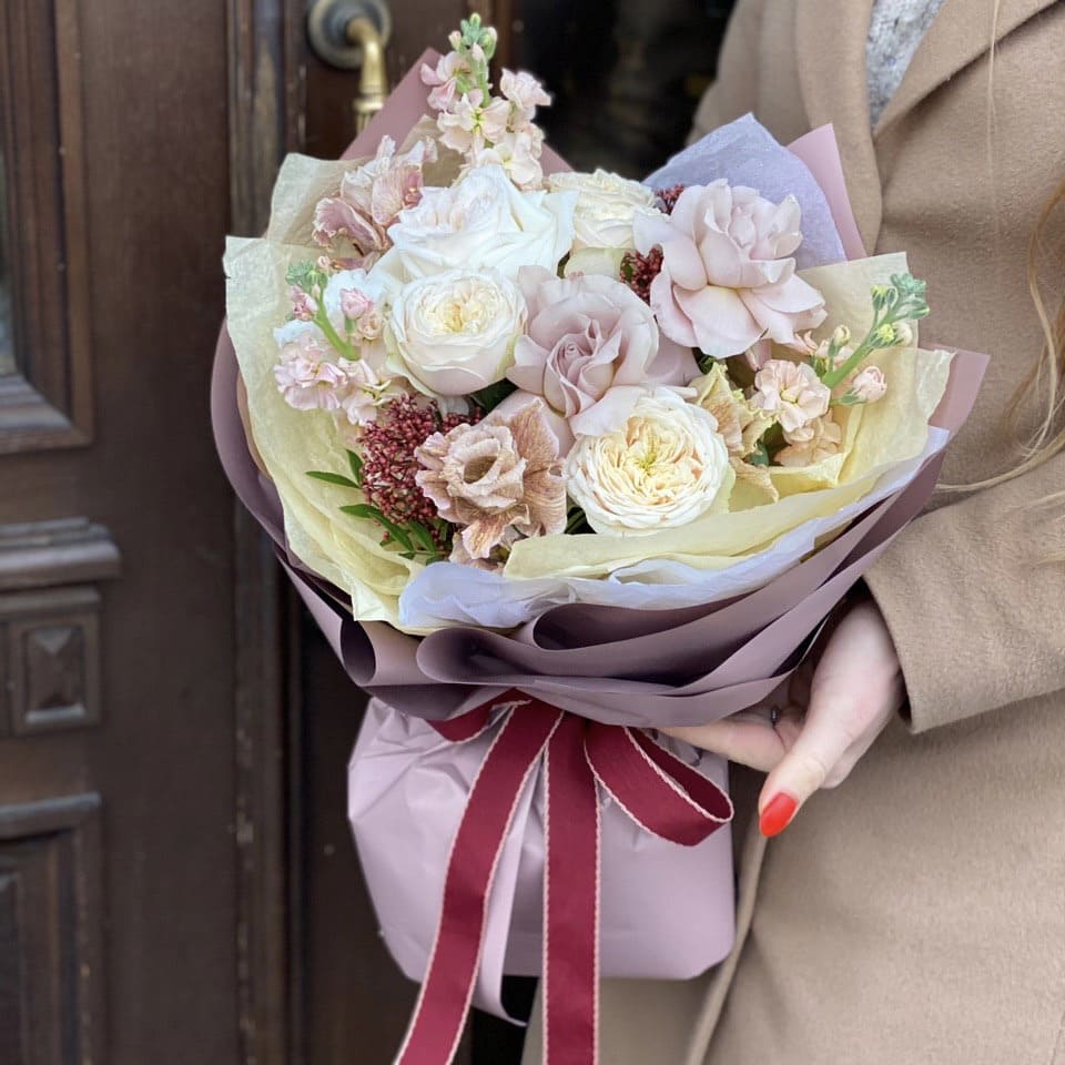 Букет Миндальный пудинг из маттиолы, скиммии, из роз сорта дарлингтон, охара, мента