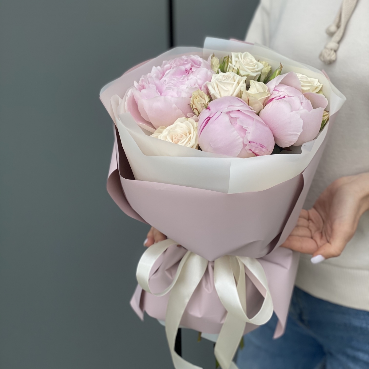 Букет Нэнси из пионов и кустовой розы