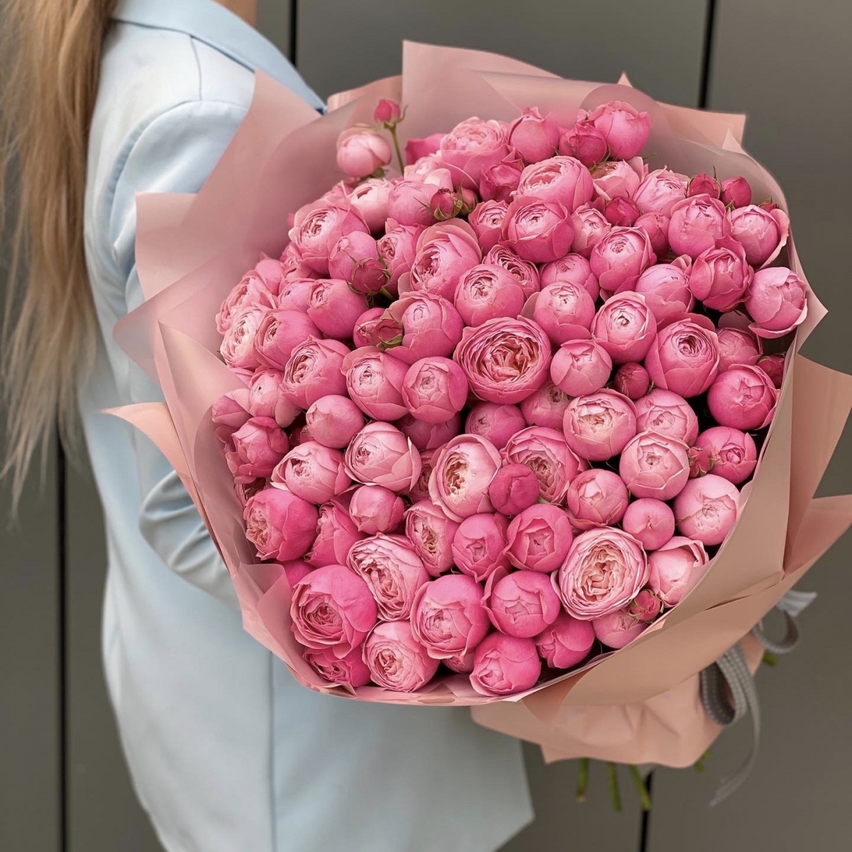 Букет Кэмирон из 65 веток кустовых пионовидных роз