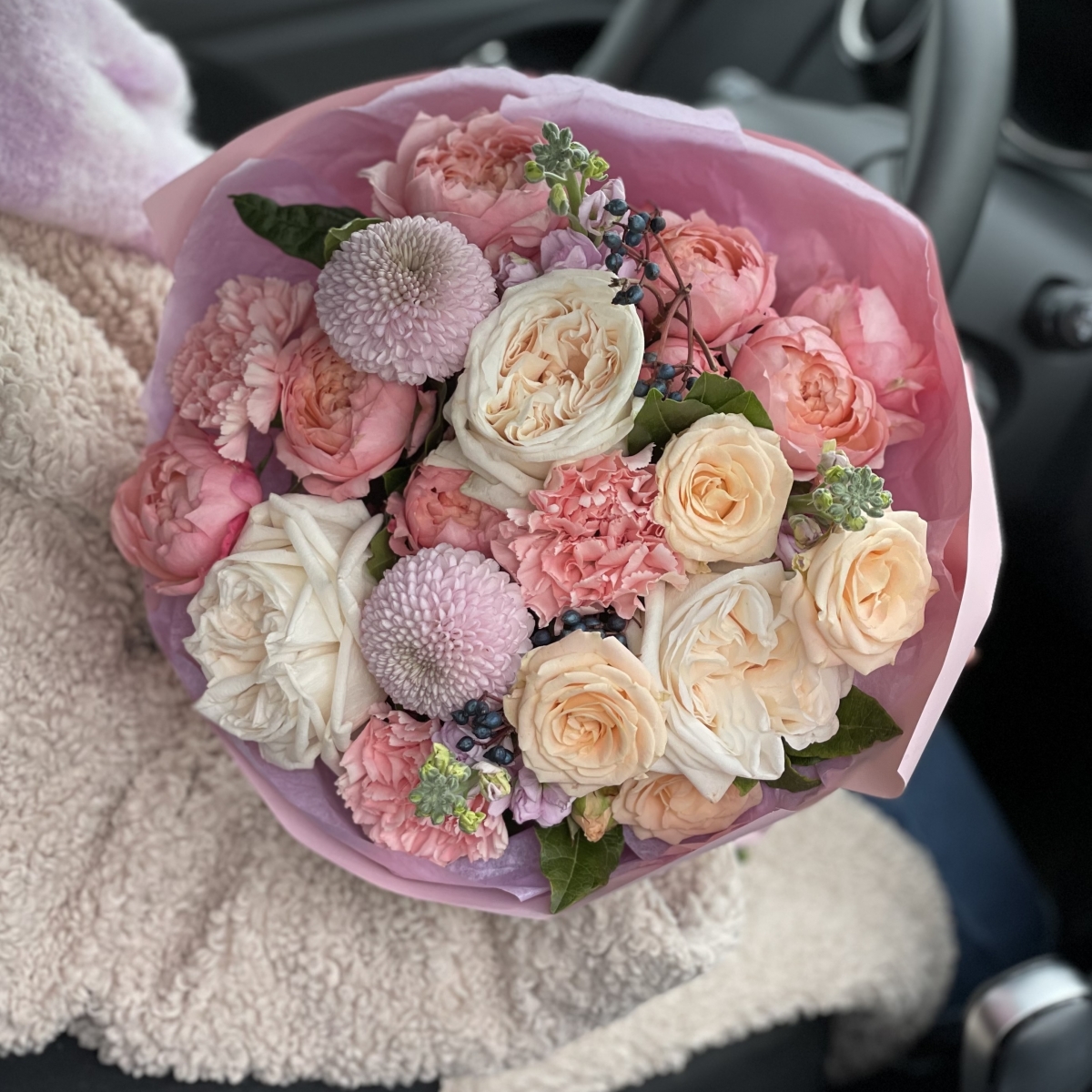 Букет Особый повод из кустовых пионовидных роз, диантуса, маттиолы и вибурнума