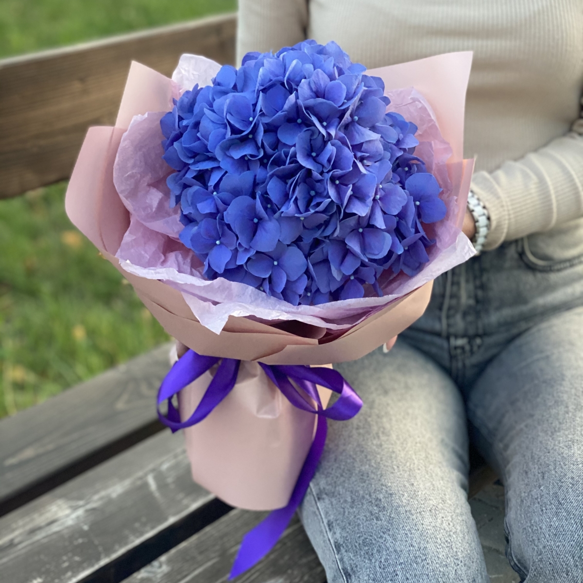 Букет Силуэт из роз сорта аскот и мента