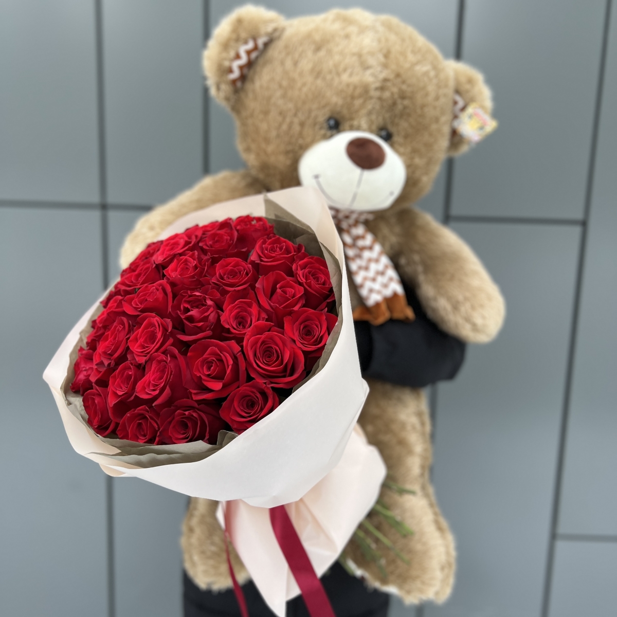 Комбо 1 из 35 красных роз и мягкой игрушки медведя