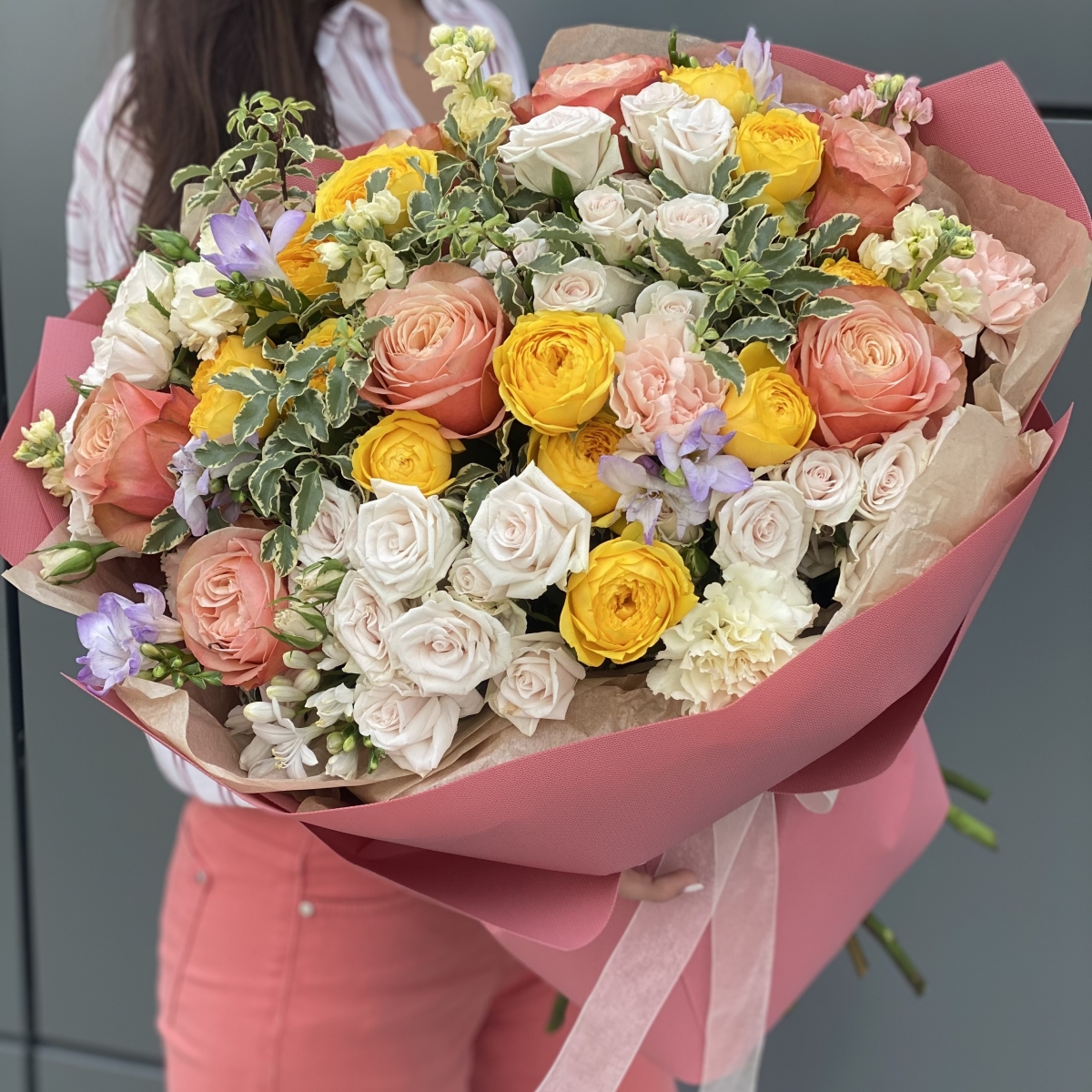 Букет Элегантный Макси из роз кахала, кустовых роз и диантуса