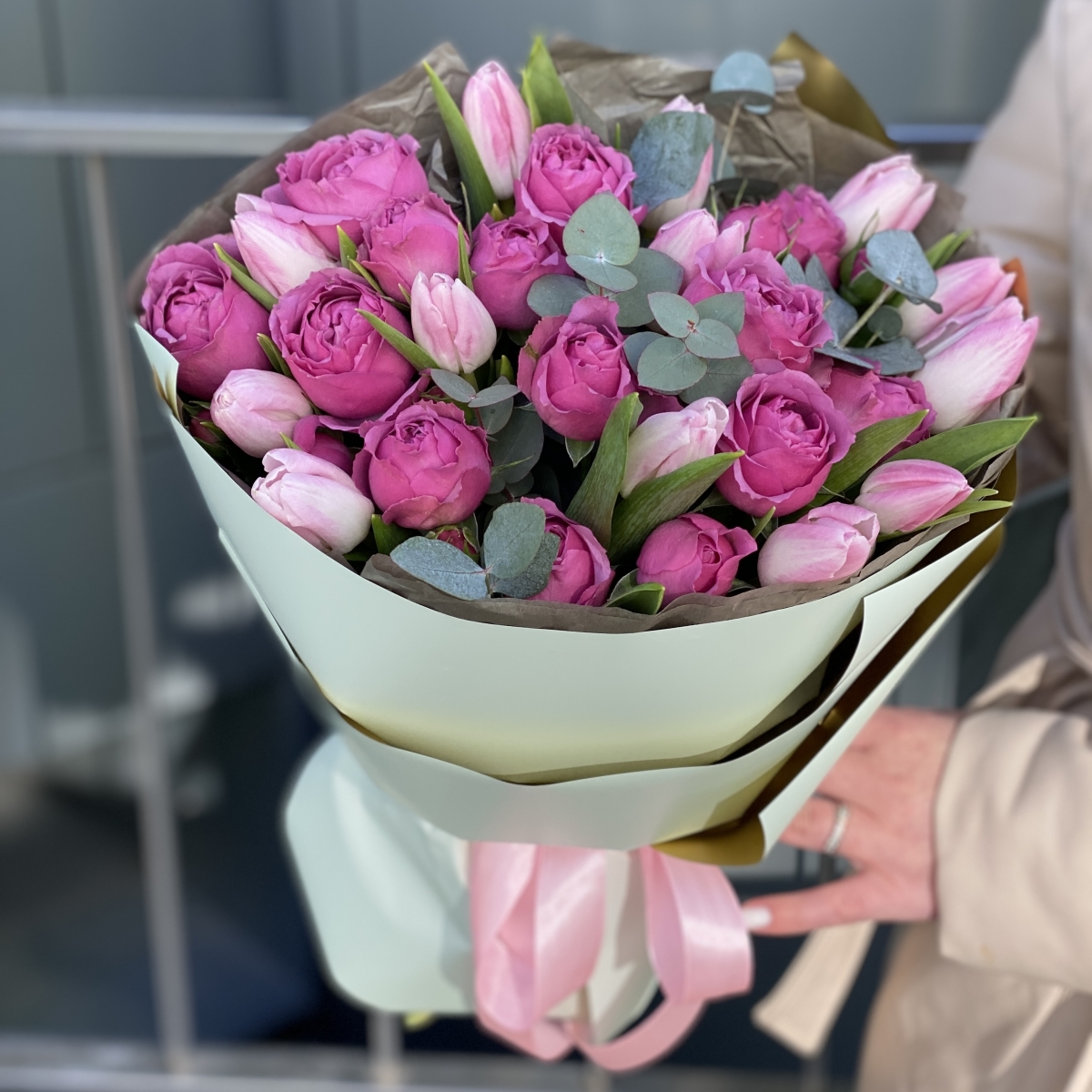 Букет Нежная леди из тюльпанов и кустовых пионовидных роз