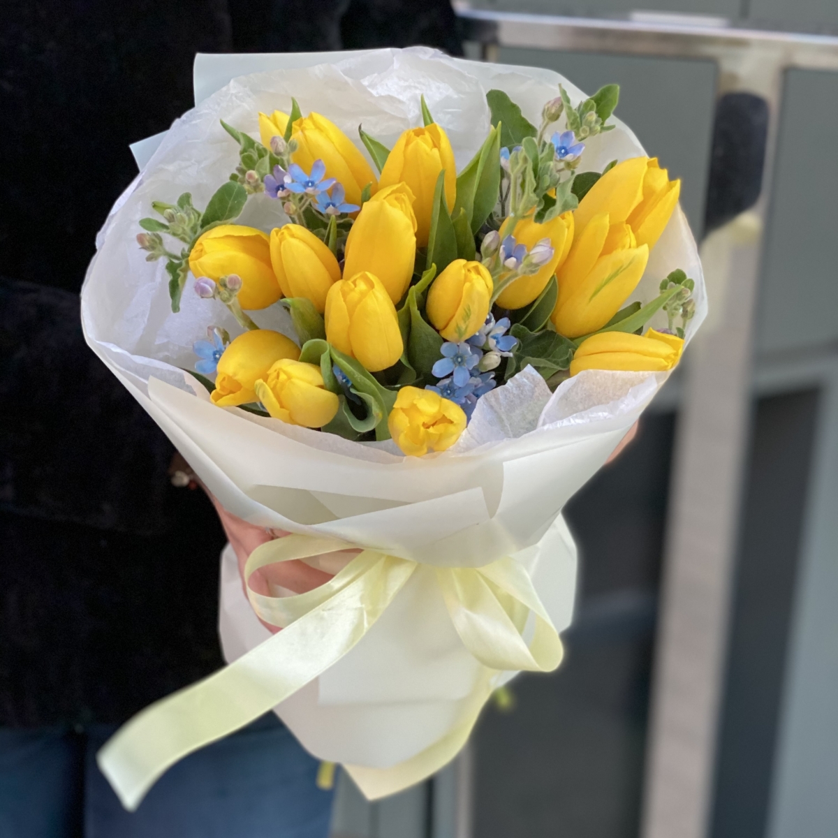 Букет Калейдоскоп весны из желтых тюльпанов и оксипеталума