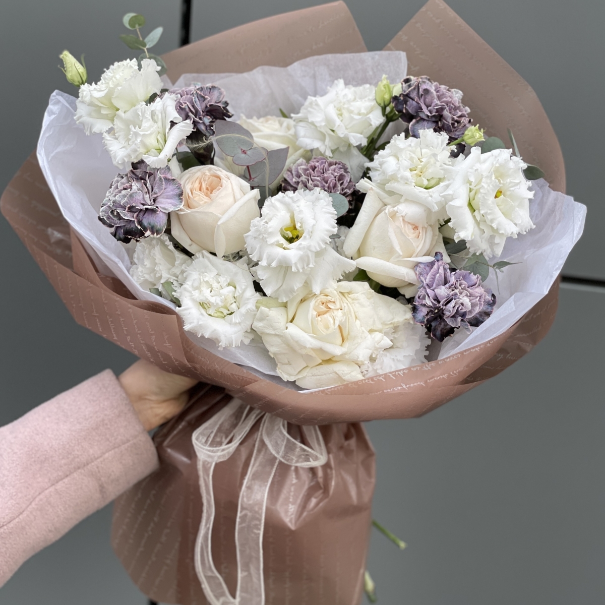 Букет Идеальное сочетание из диантуса, роз сорта Охара и эустомы