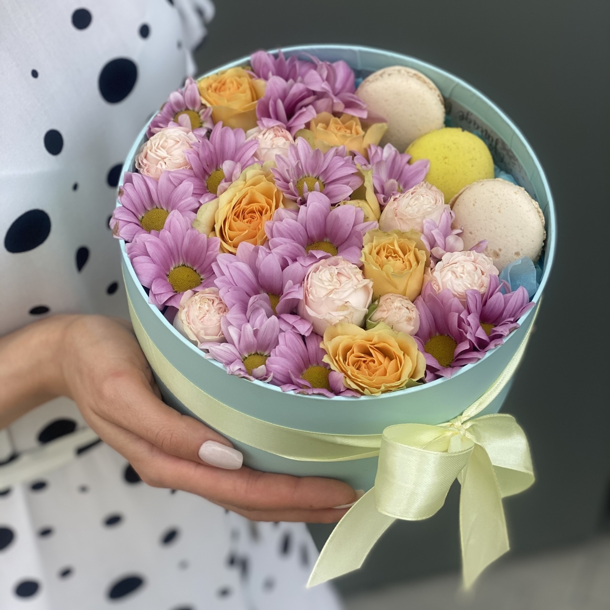 Коробочка Фуджи с кустовыми розами и macarons