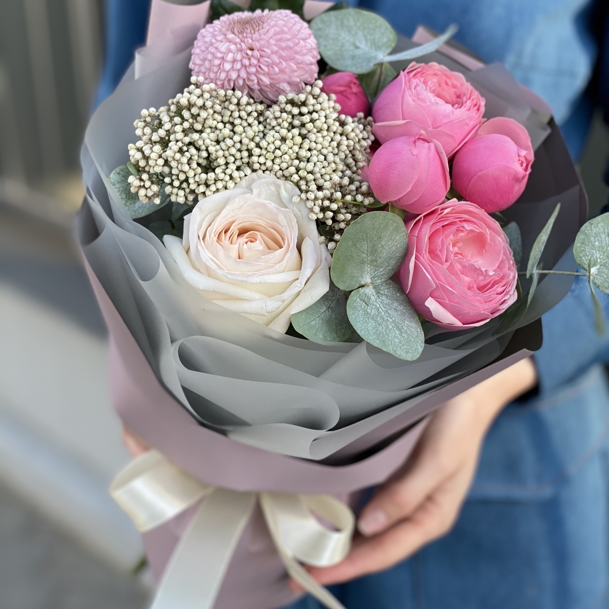 Букет Мишель из пионовидной кустовой и одноголовой розы, озотамнуса и хризантемы