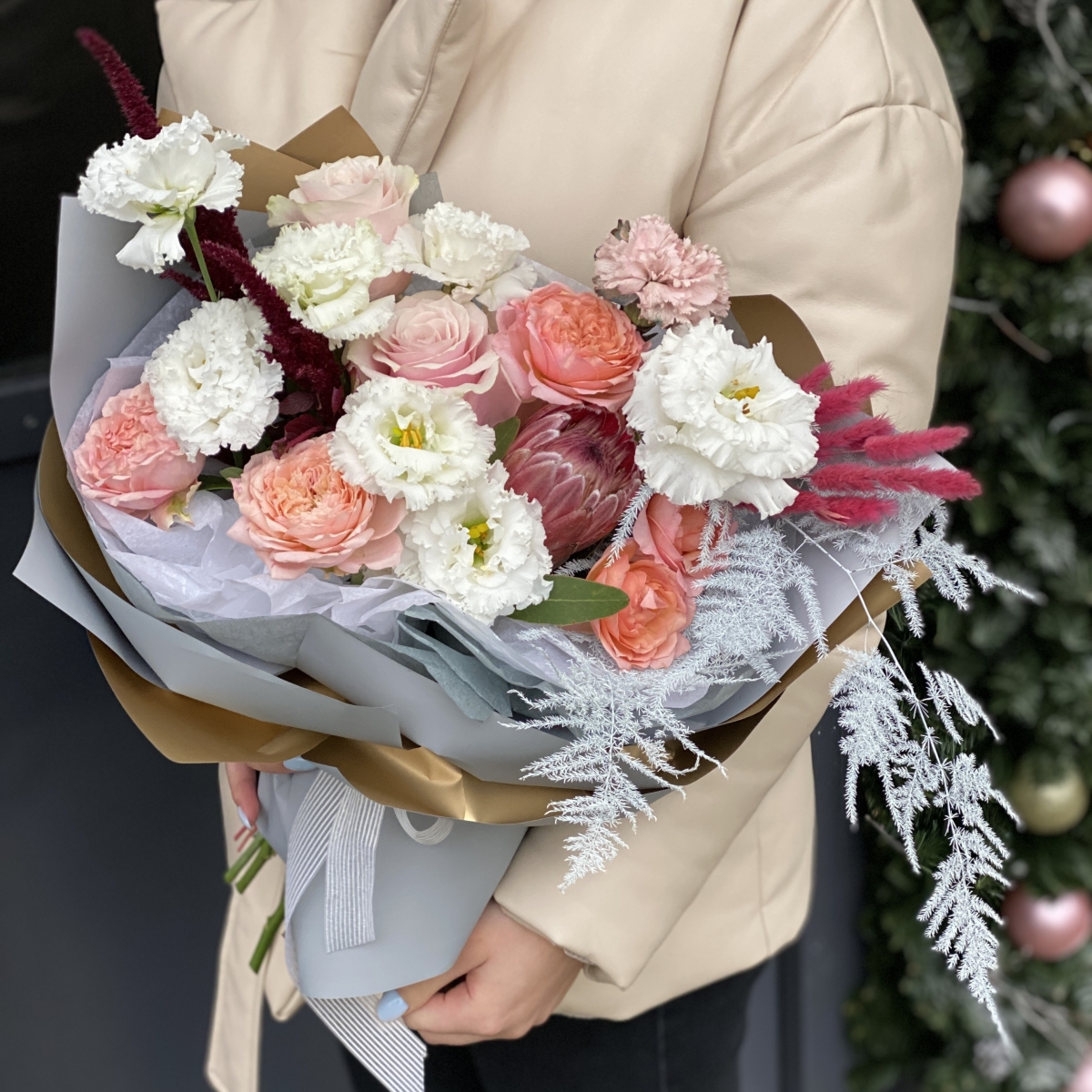 Букет Вериде из амарантуса, аспагаруса, протеи, лагуруса, эустомы, роз и диантуса