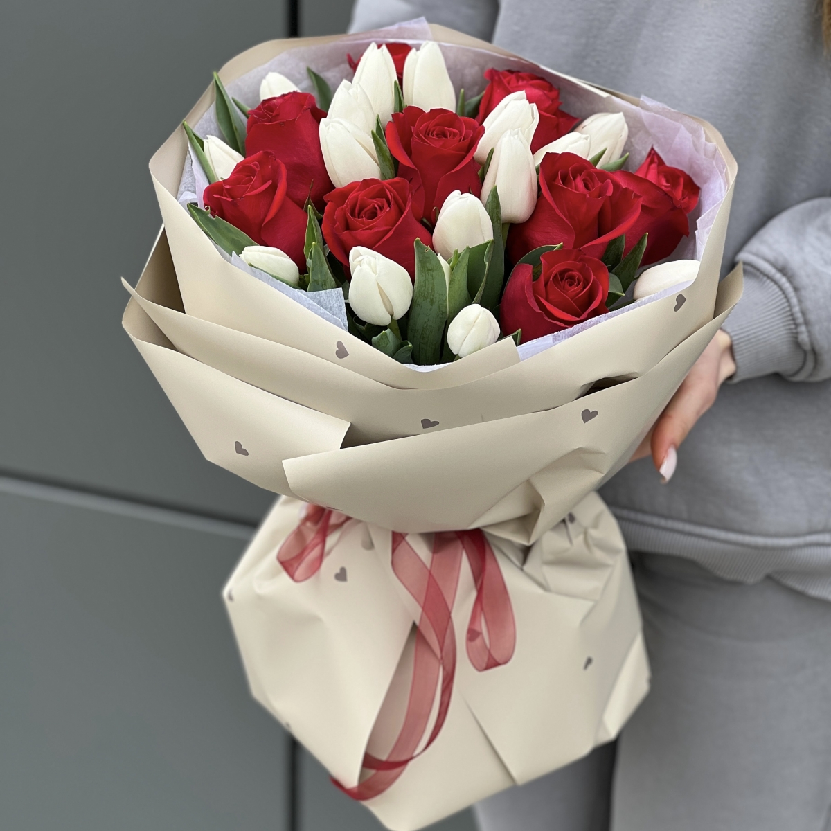 Букет Идиллия из красных роз и белых тюльпанов