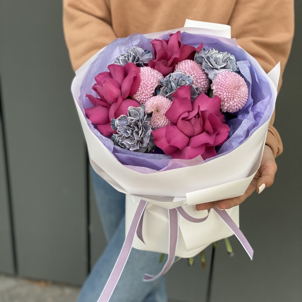 Букет Волшебный остров из диантуса, розы сорта аскот и хризантемы Момоко