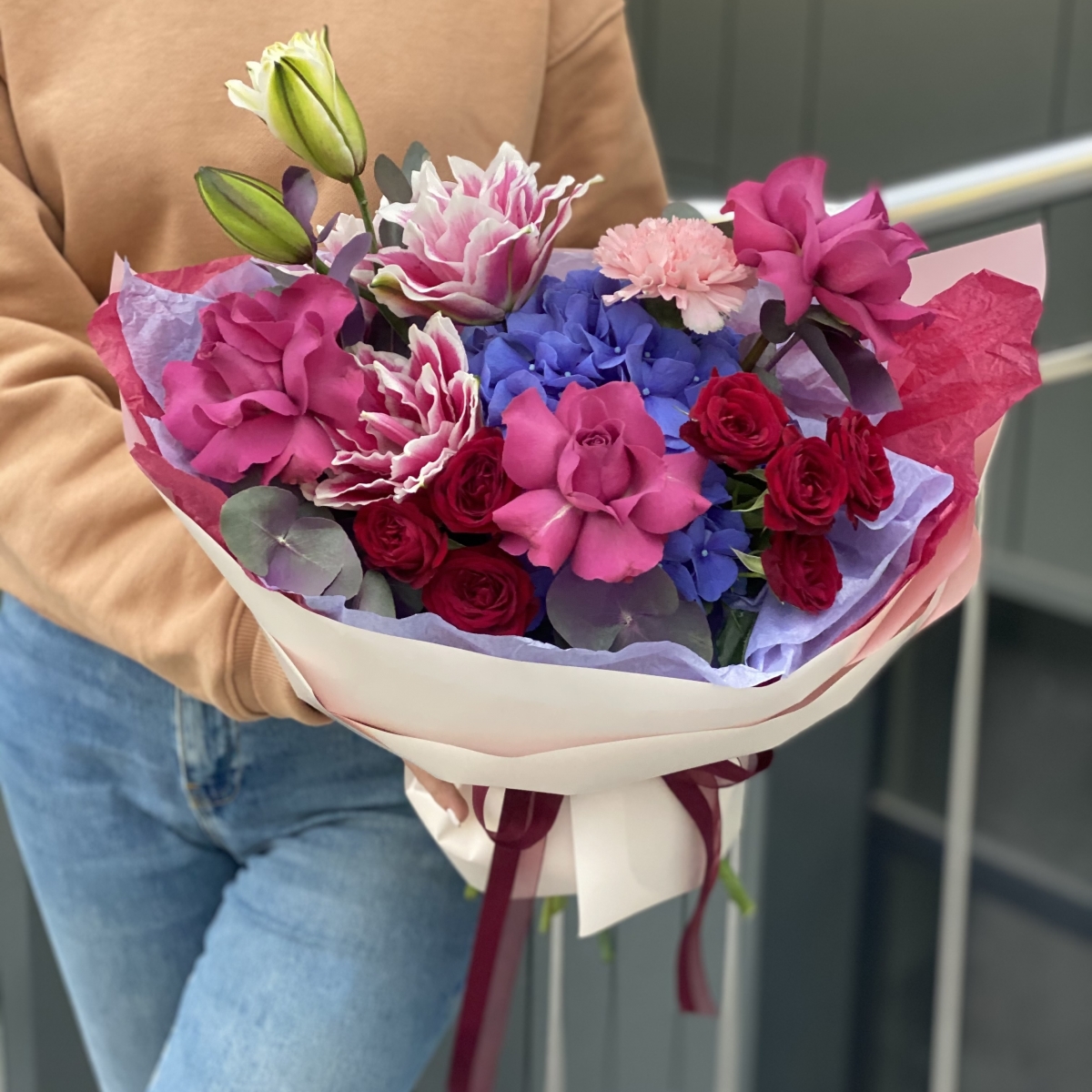 Букет Мальвина из гортензии, роз, лилии и диантуса