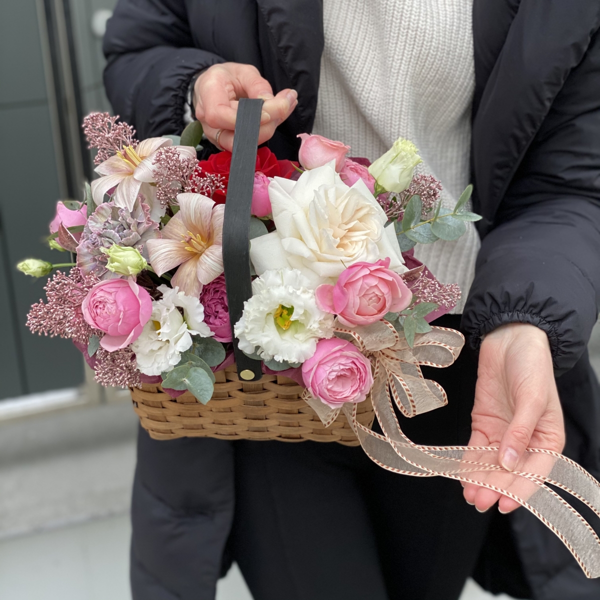 Корзина Вечерние истории из пионовидных кустовых и одноголовых роз, тюльпанов, эустомы и скиммии