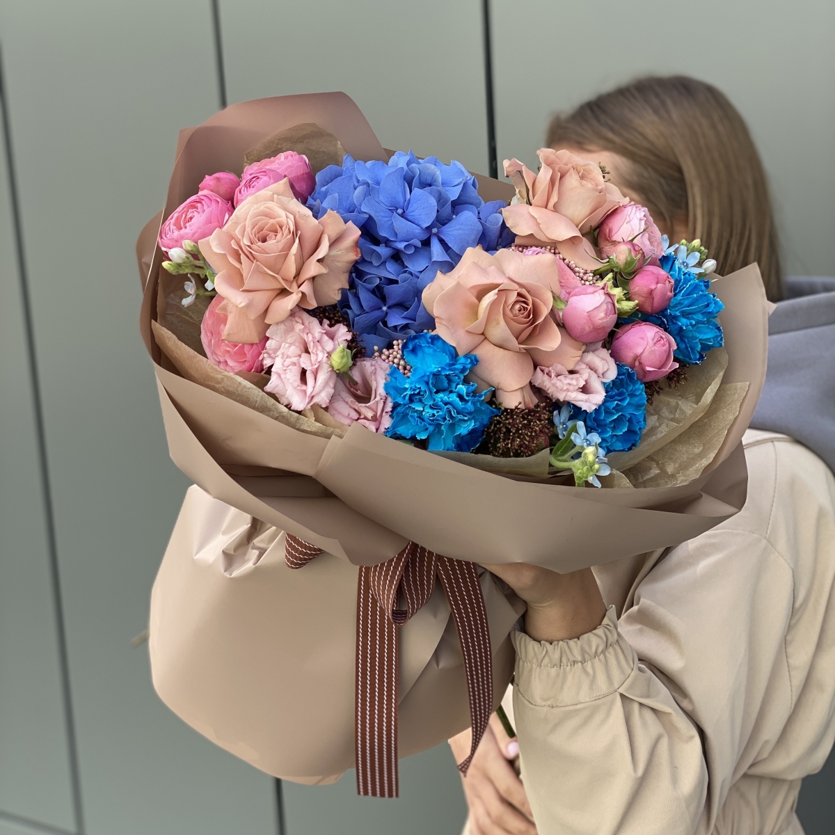 Букет Blue Eyes из роз сорта капучино, диантуса, гортензии оксипеталума, скиммии, озотамнуса и эустомы