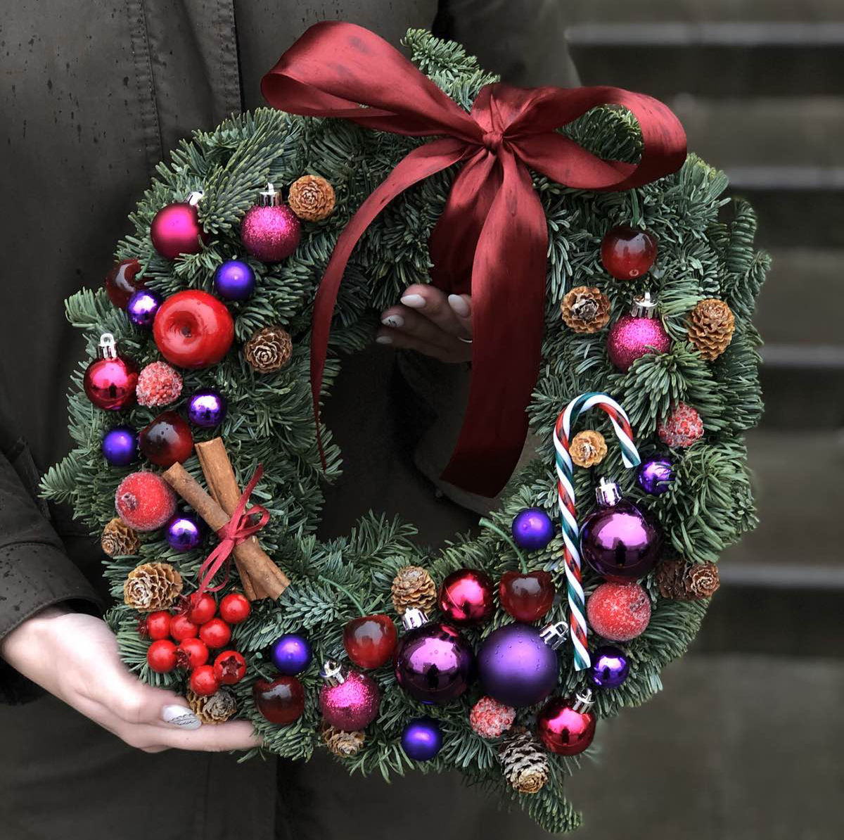 Коробка из кустовой розы и эустомы Мартовский поцелуй