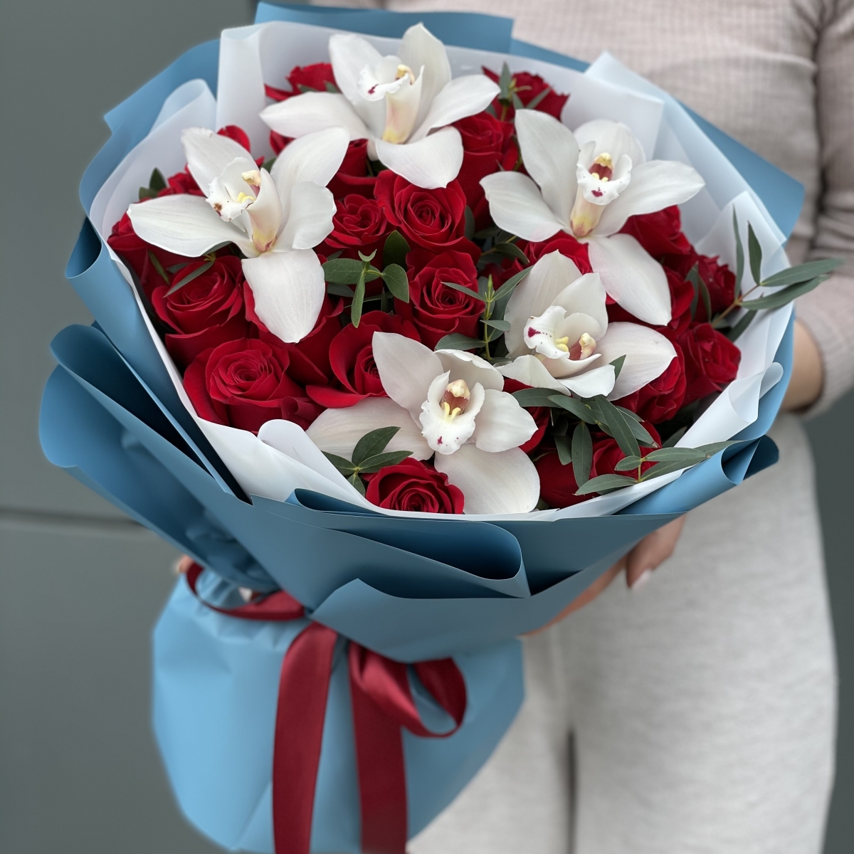 Букет Изумруд из красных роз и цимбидиума