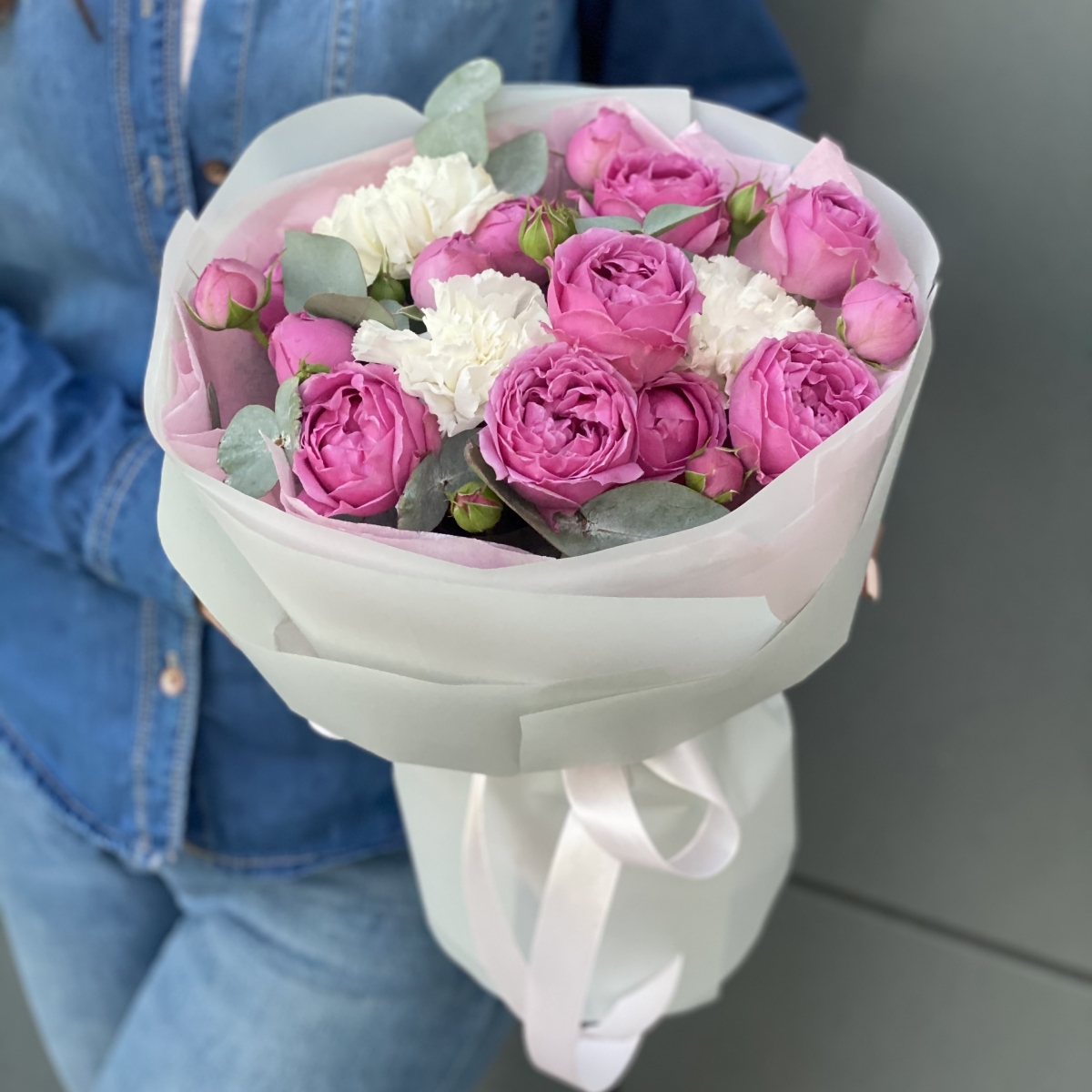 Букет Лилас из кустовых пионовидных роз и диантуса