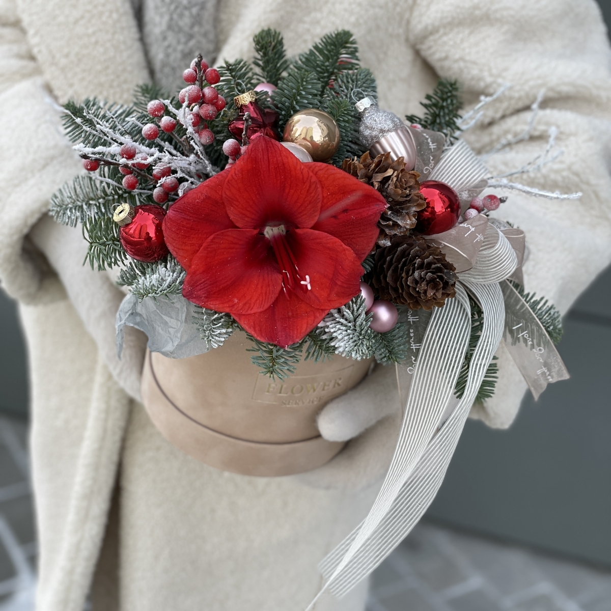 Коробка бархатная из амариллиса, нобилиса, Илекса и декора