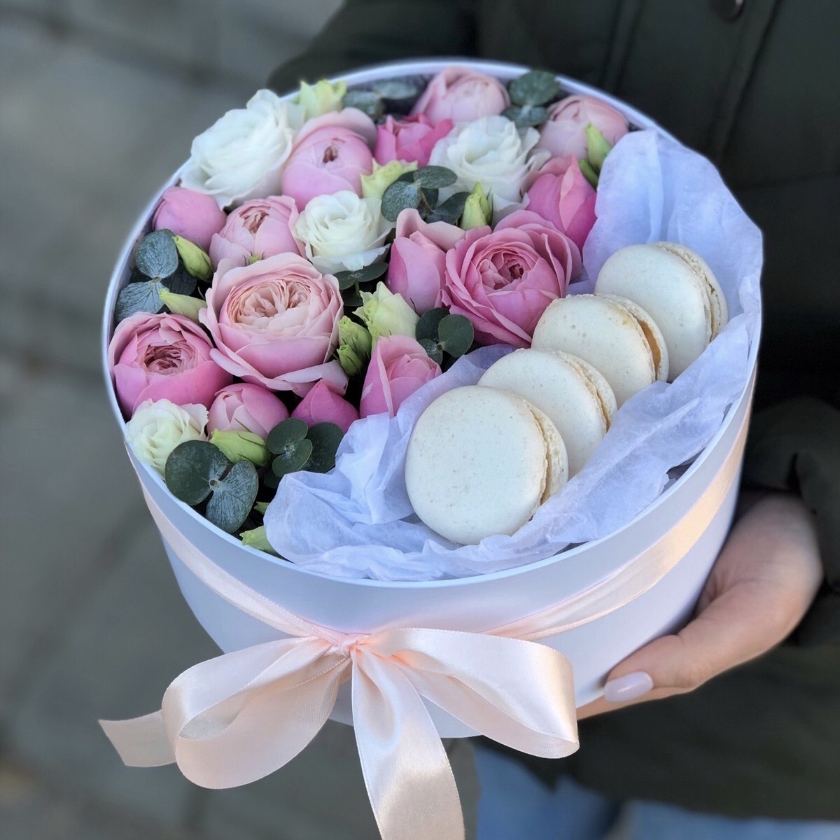 Коробочка Иллюзия с кустовыми пионовидными розами, эустомой и macarons