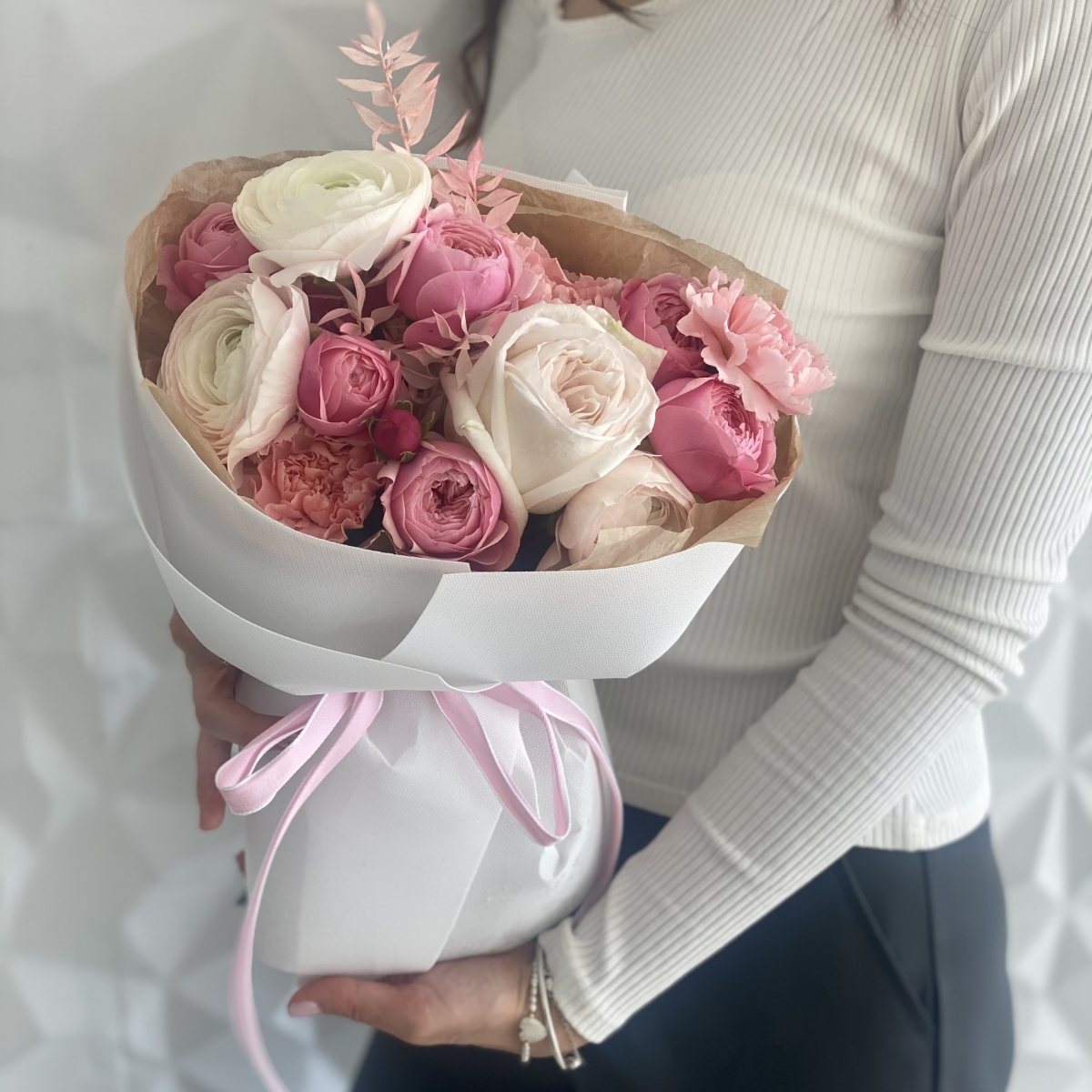 Букет Миллениум из ранункулюсов, роз, диантуса и рускуса