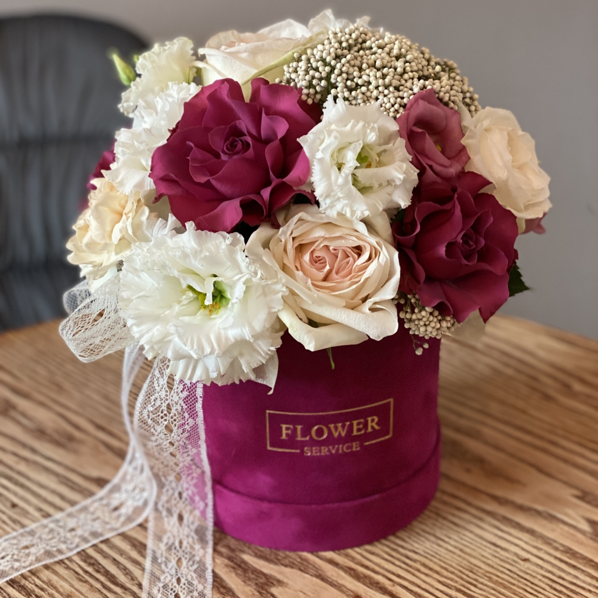 Коробка бархатная Любовные истории из розы сорта аскот, охара, эустомы, озотамнуса и диантуса