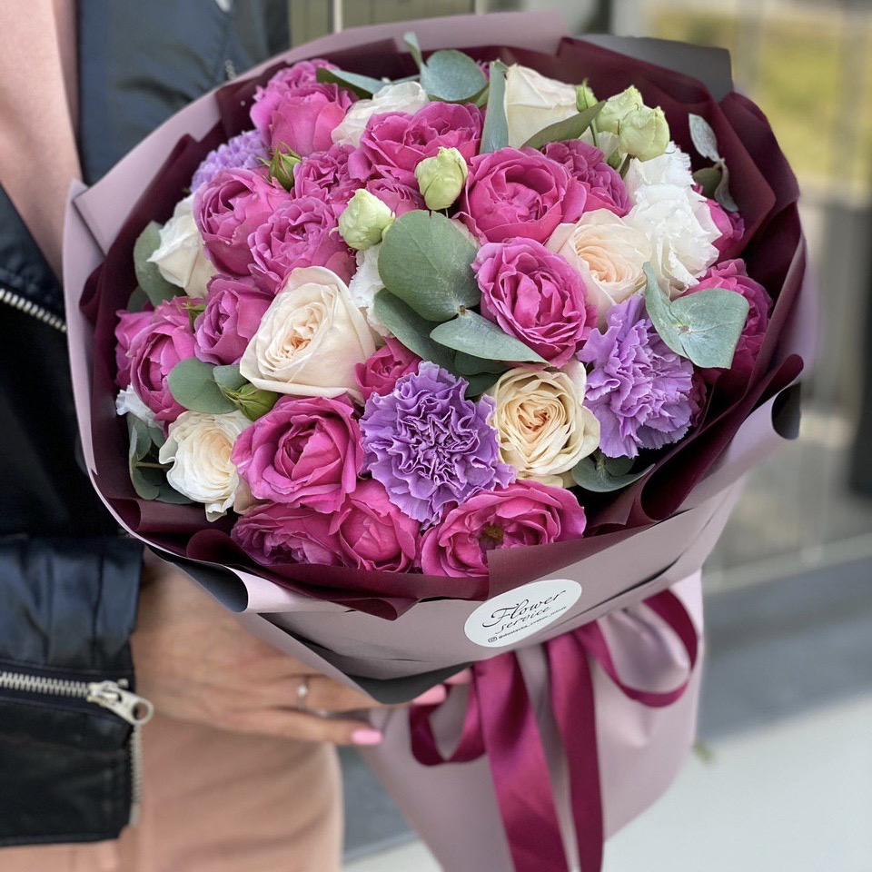 Букет Шарлотта из пионовидной кустовой розы, диантуса и эвкалипта