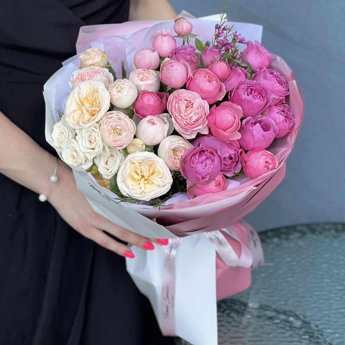 Букет Инь Янь из кустовых пионовидных роз сорта