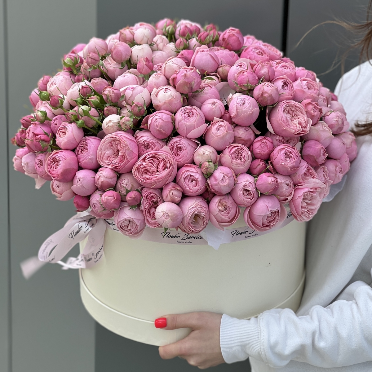 Коробка Скарлет из 35 веток кустовой пионовидной розы