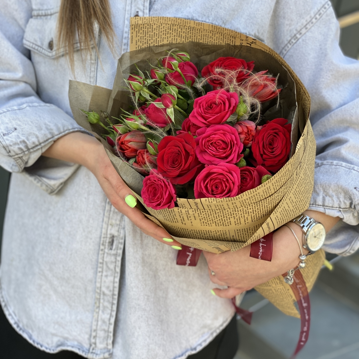 Букет Танго из кустовых роз сорта квинси, тюльпанов и стифы