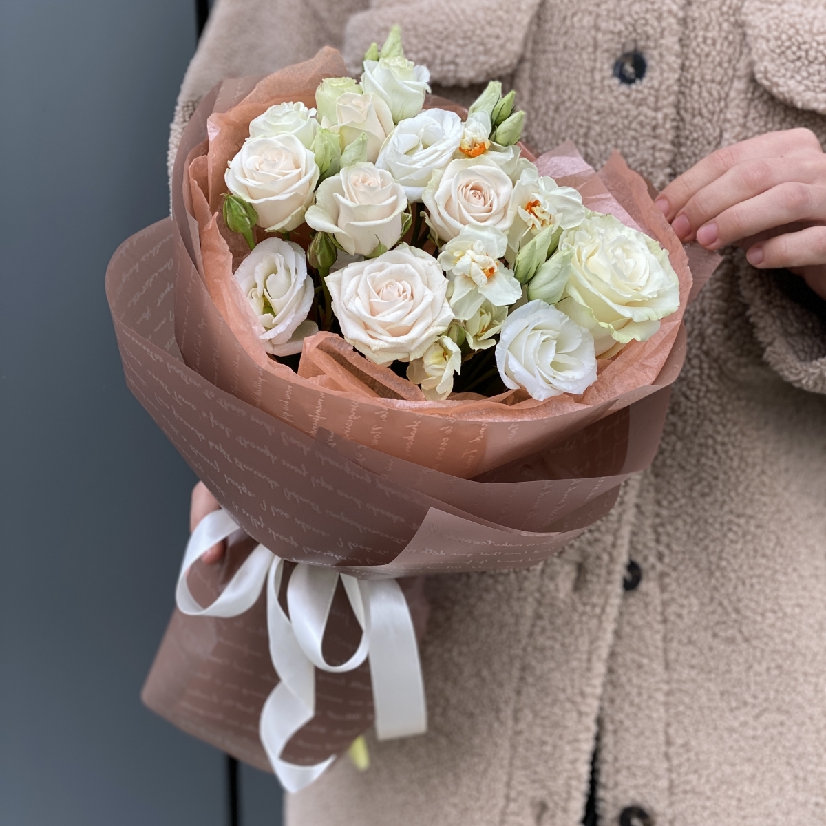 Букет Мелодия Души из нарциссов, эустомы и роз