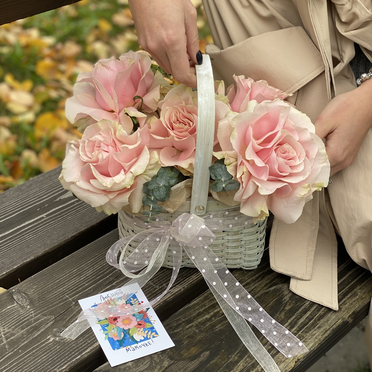 Корзинка Для Мамы из розовых роз и эвкалипта