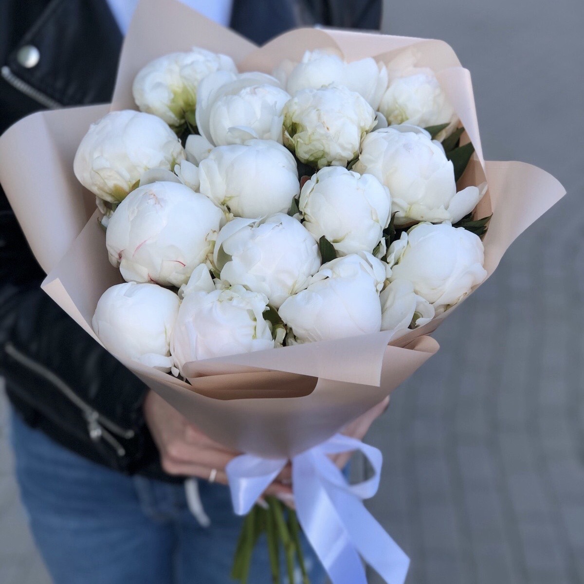 Букет Белое лето из 15 пионов