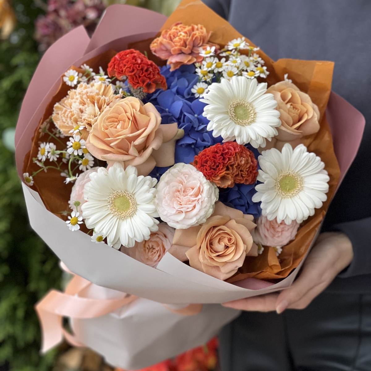 Букет Яркий Сон из гортензии, гербер, целлозии, танацетума, роз капучино, диантуса