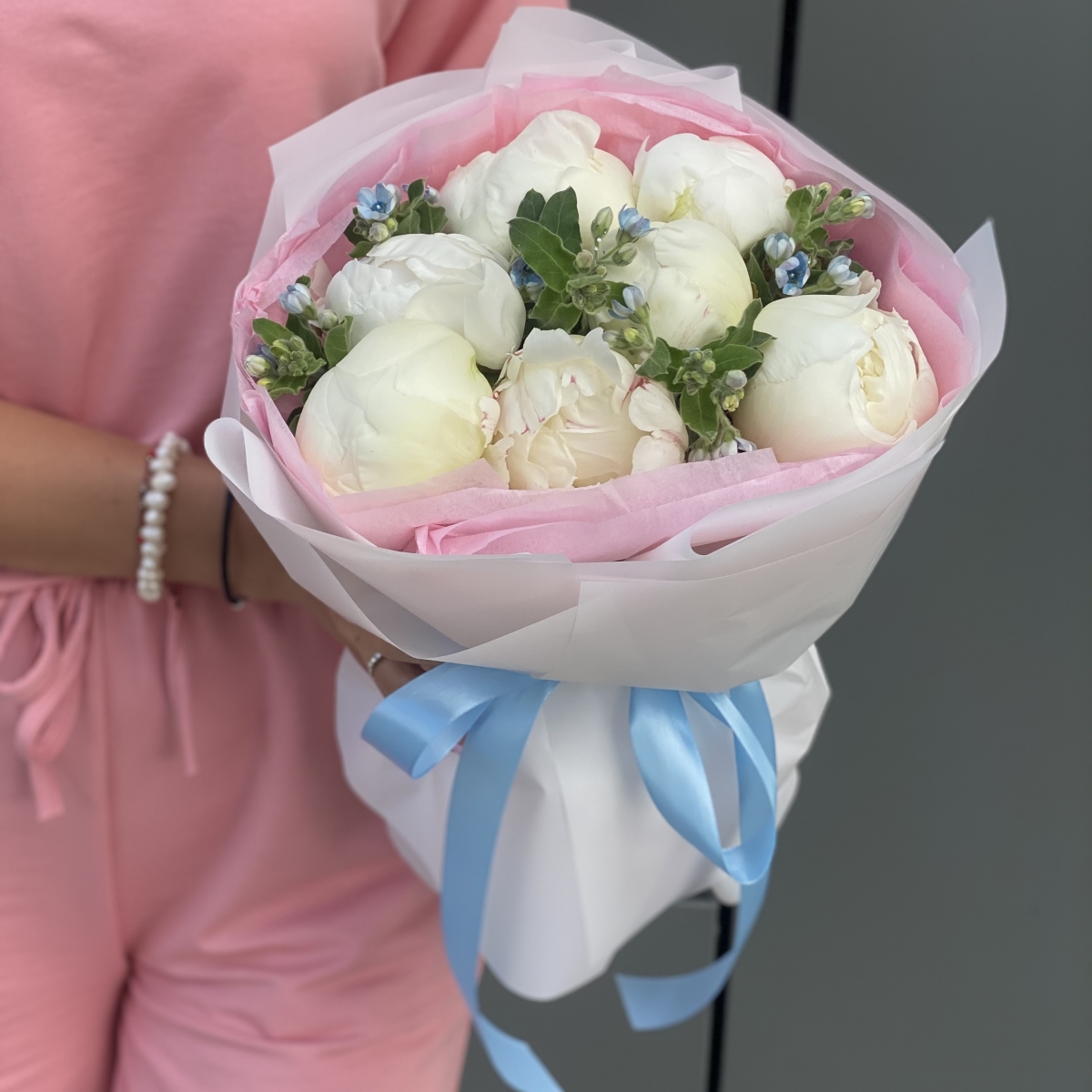 Букет Принцесса Дисней S из белых пионов и оксипеталума