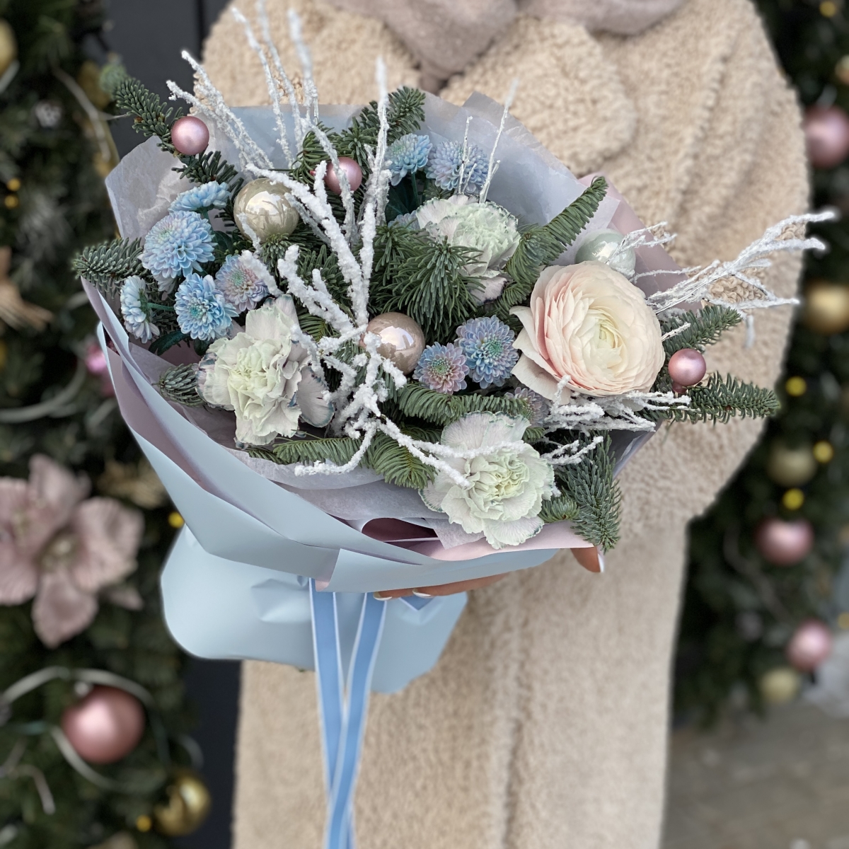 Букет Зимние узоры из ранункулюса, хризантемы вип, нобилиса, веточек в снегу и декора