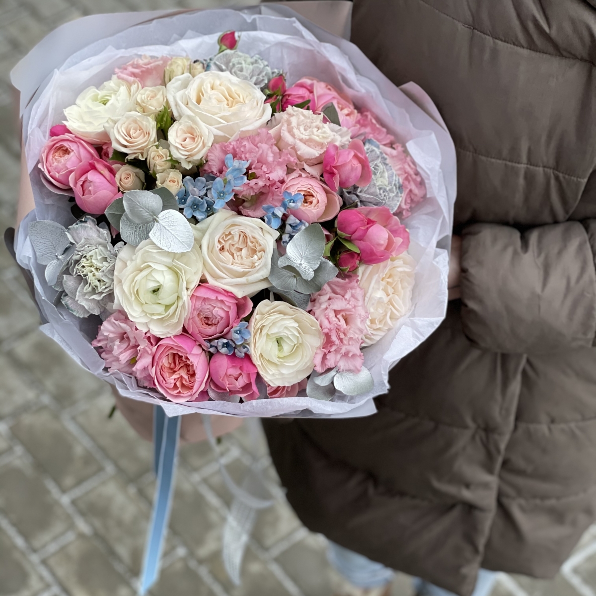 Букет Даймонд из кустовых пионовидных роз, оксипеталума, ранункулюсов и диантуса