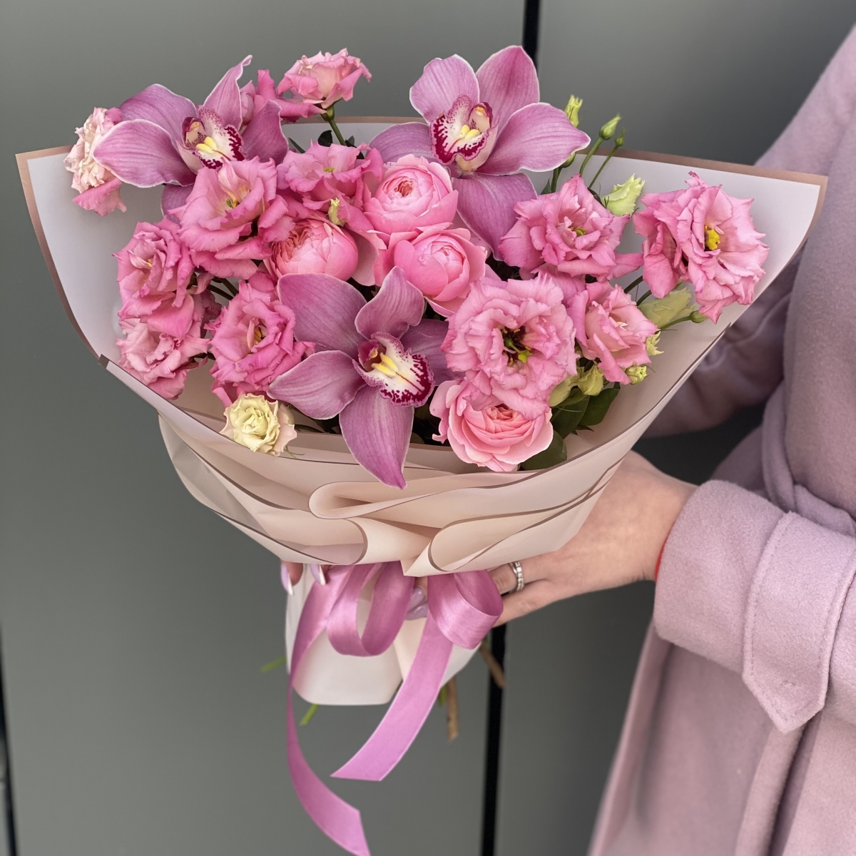 Букет Бриджит из кружевной эустомы, цимбидиума и пионовидной кустовой розы