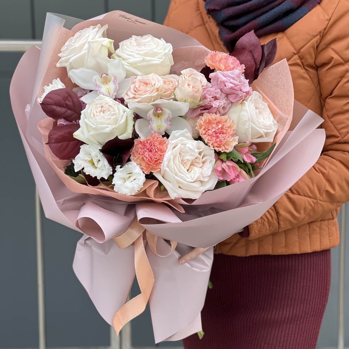 Букет Кленовый сироп из роз сорта охара, диантуса, эустомы, альстромерии, цимбидиума, кустовых роз и дубовых листьев