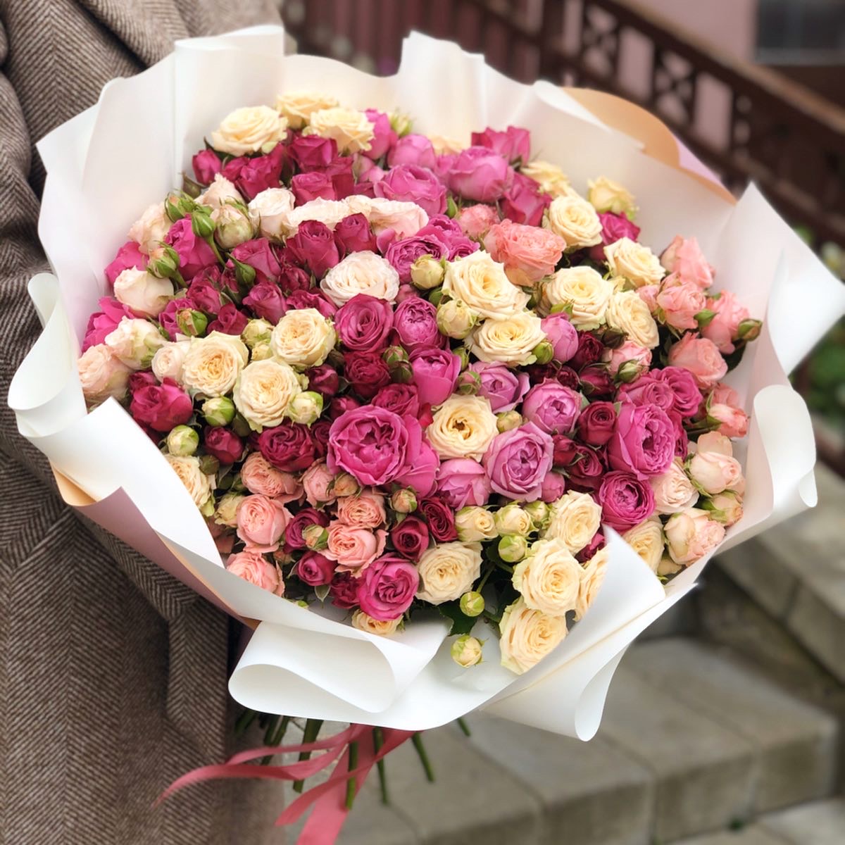 Букет из кустовых роз Садовый Микс