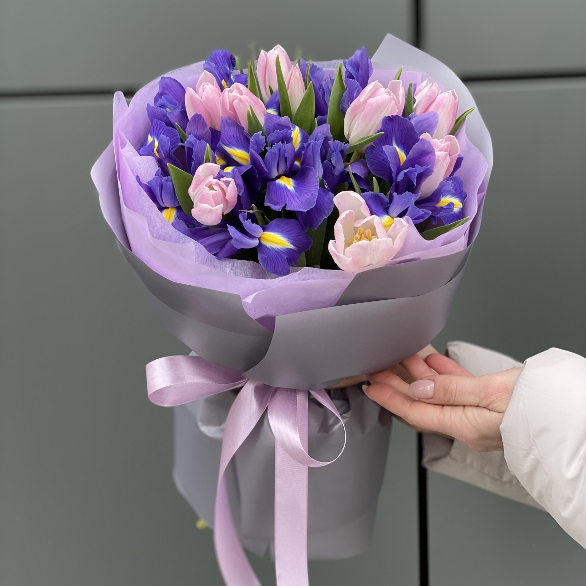 Букет Мими мини из тюльпан и ирисов
