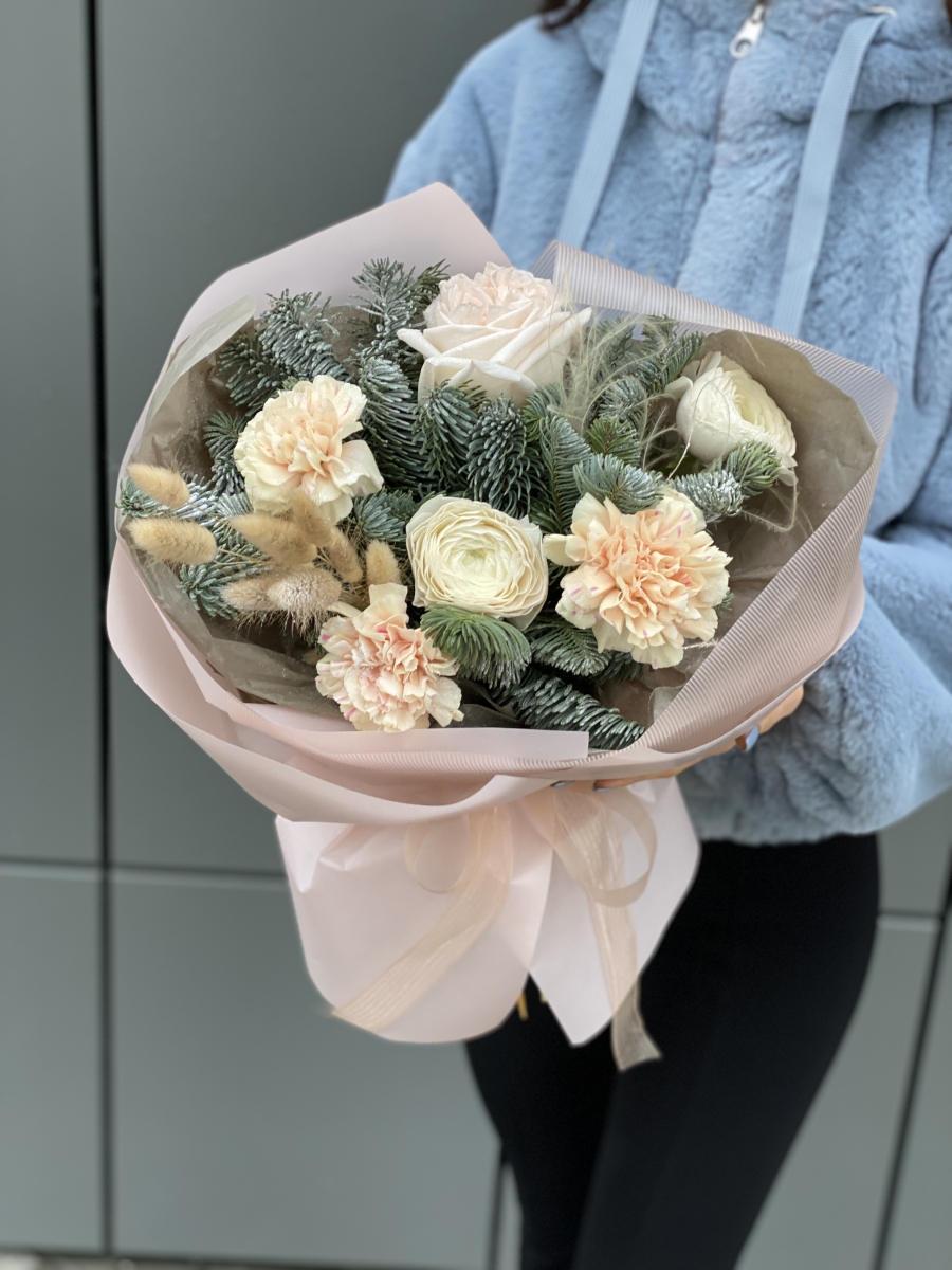 Букет Волшебные мгновения из нобилиса, ранункулюсов, гвоздики, лагуруса и скифы