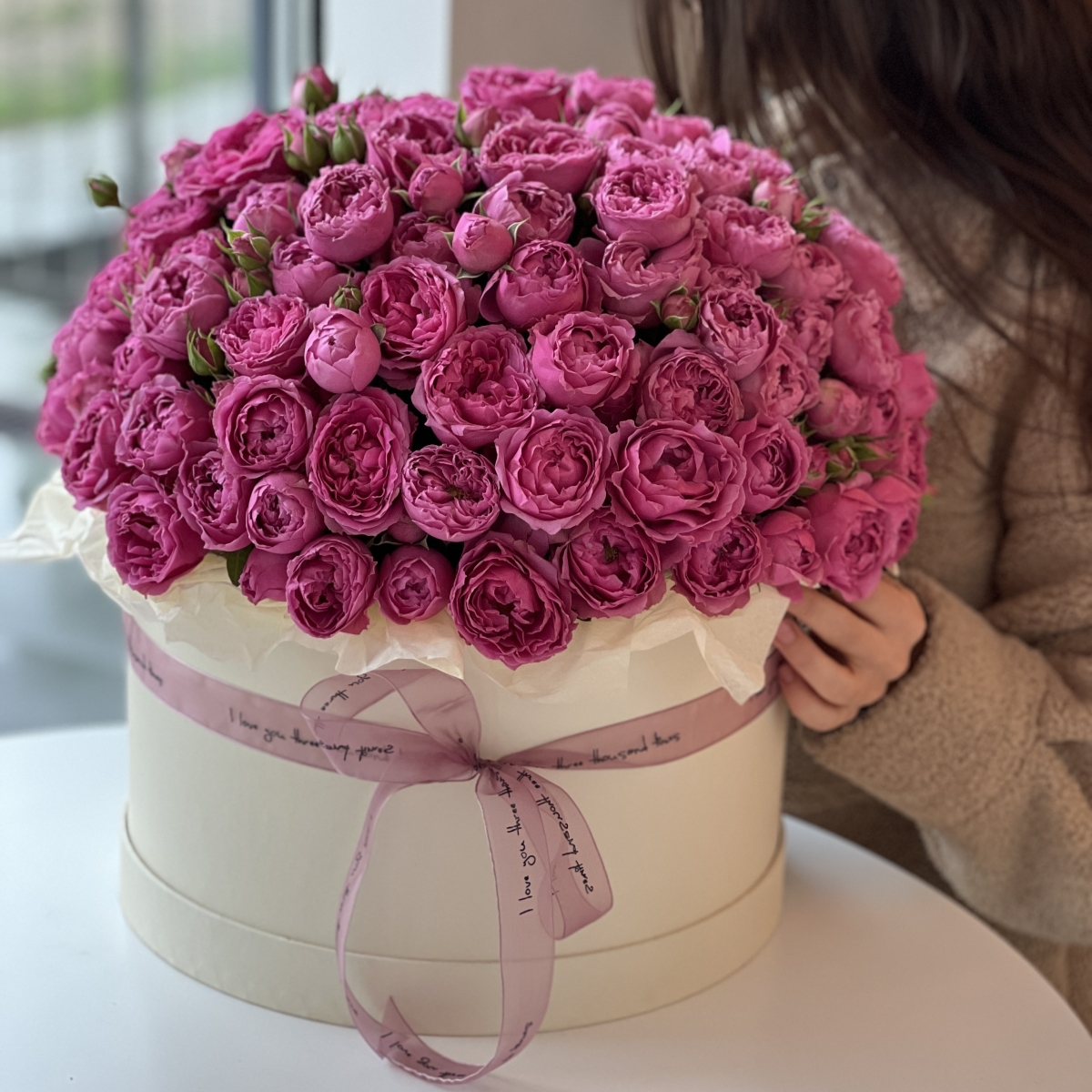 Коробка Яркие чувства из кустовых пионовидных роз