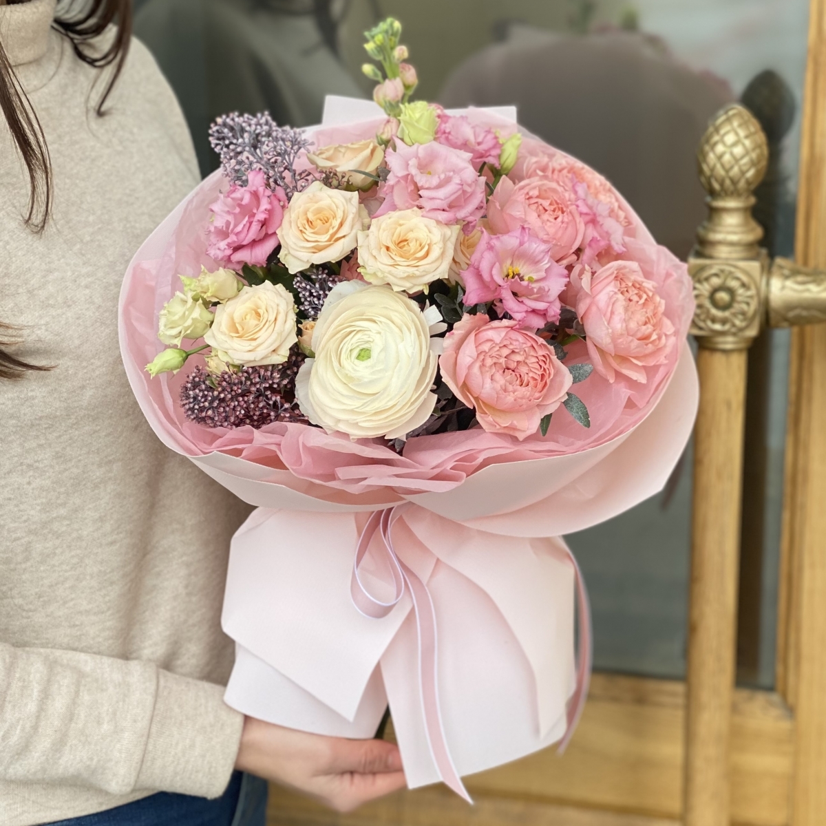 Букет Сеньорита из роз, эустомы, скиммии, ранункулюса и маттиолы