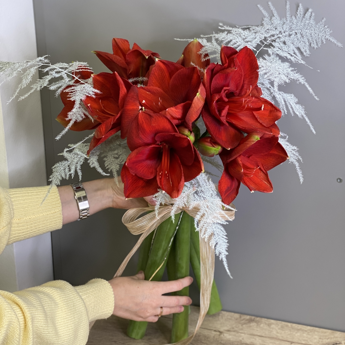 Букет из амариллисов и аспагаруса