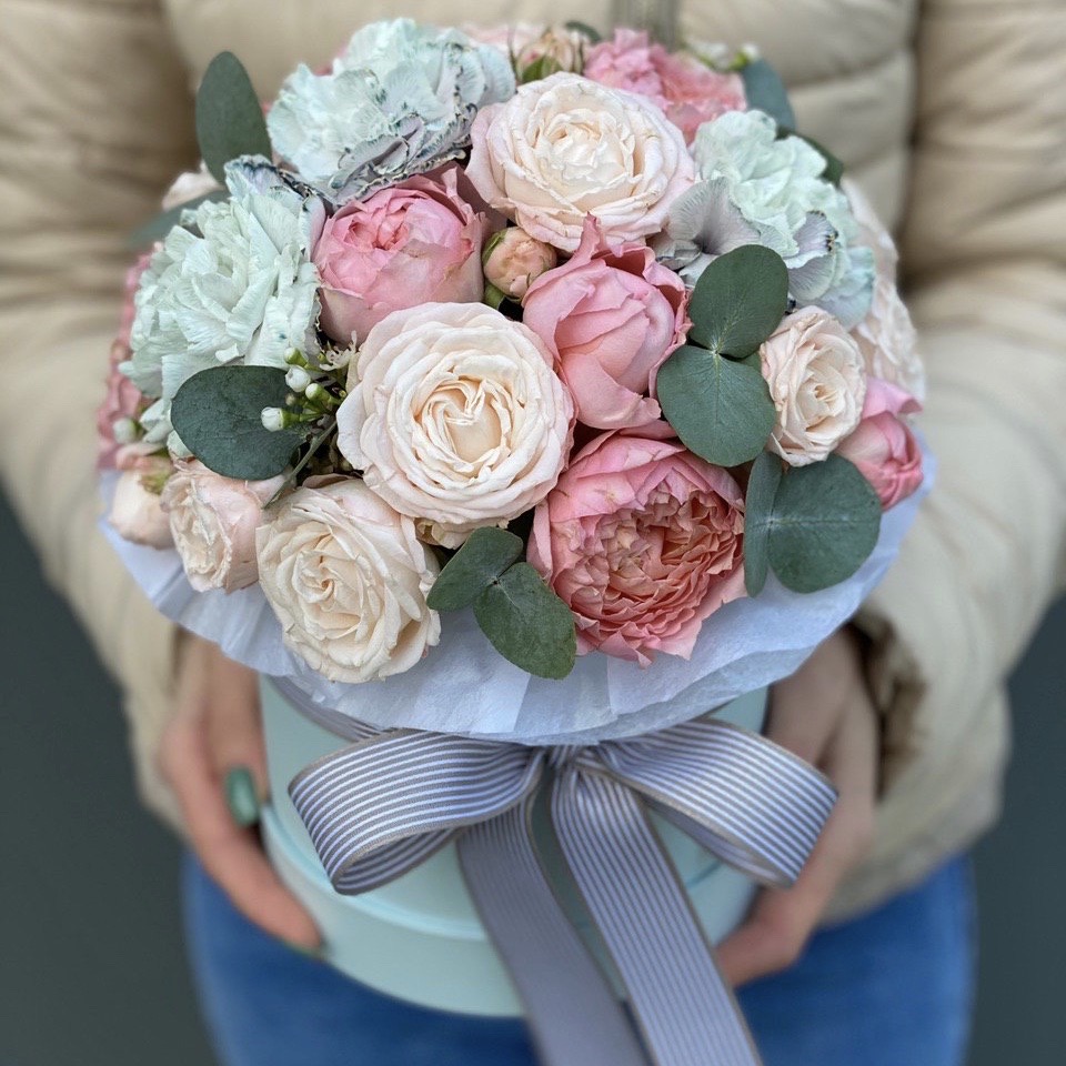 Коробка из кустовых пионовидных роз, диантуса и эвкалипта Долгожданное свидание